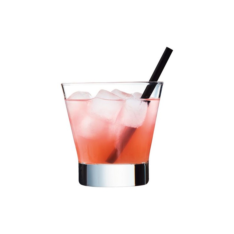 Vaso de cóctel con bebida roja y hielo, pajita negra, vista frontal sobre fondo blanco
