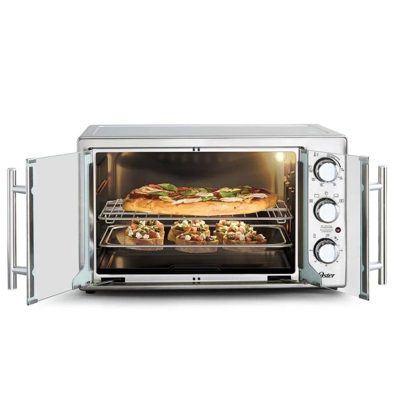 Horno Freidora de Aire Puertas Francesas 42lt Oster pizza y tostadas con tomate cocinándose