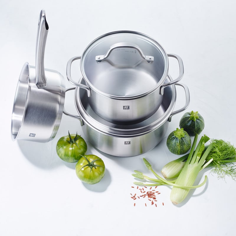 Batería de cocina Zwilling Flow 9 piezas acero inoxidable con vegetales frescos. Ollas, cacerolas y sartén de calidad para tu...
