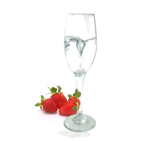 Copa Flauta Carmenere FTA 190ml con frutillas rojas frescas. Ideal para celebrar en Chile. Cristalería elegante.