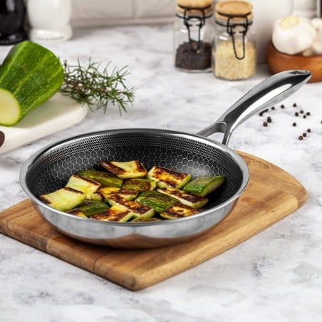 Sartén acero inoxidable 20 cm Bee Roichen con verduras salteadas cocina elegante