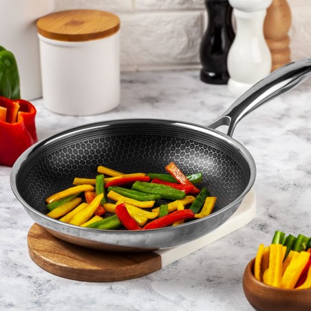Sartén acero inoxidable 28 cm Bee Roichen con verduras salteadas. Utensilio cocina antiadherente y fácil de limpiar.