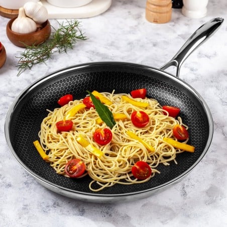 Sartén 32 cm Bee Roichen antiadherente con espagueti, tomates cherry y pimentón amarillo. Cocina fácil y saludable.
