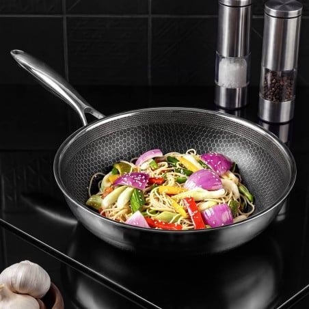 Wok Acero Inoxidable 30cm Bee Lugano con vegetales salteados. Sartén wok antiadherente profesional para tu cocina.