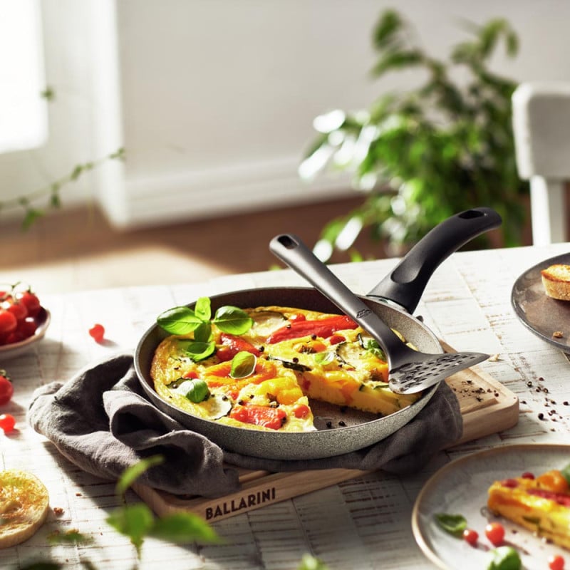 Sartén antiadherente Ballarini Ferrara Granito 24cm para cocinar fácil y saludable. Diseño italiano elegante y resistente.