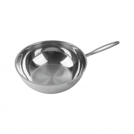 Wok de acero inoxidable con mango metálico visto desde ángulo lateral sobre fondo blanco