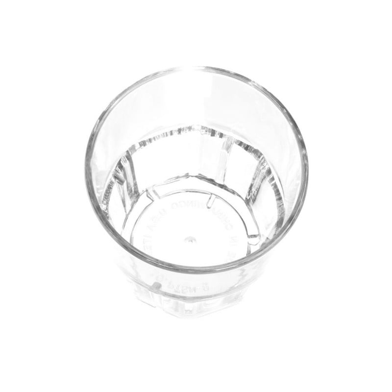 Vaso de plástico transparente con medidas grabadas vista superior sobre fondo blanco